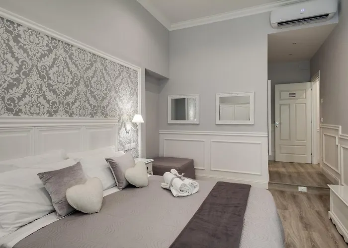 Charme & Chic Luxury