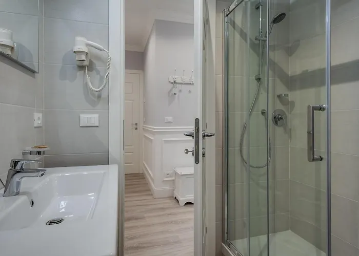 Charme & Chic Luxury